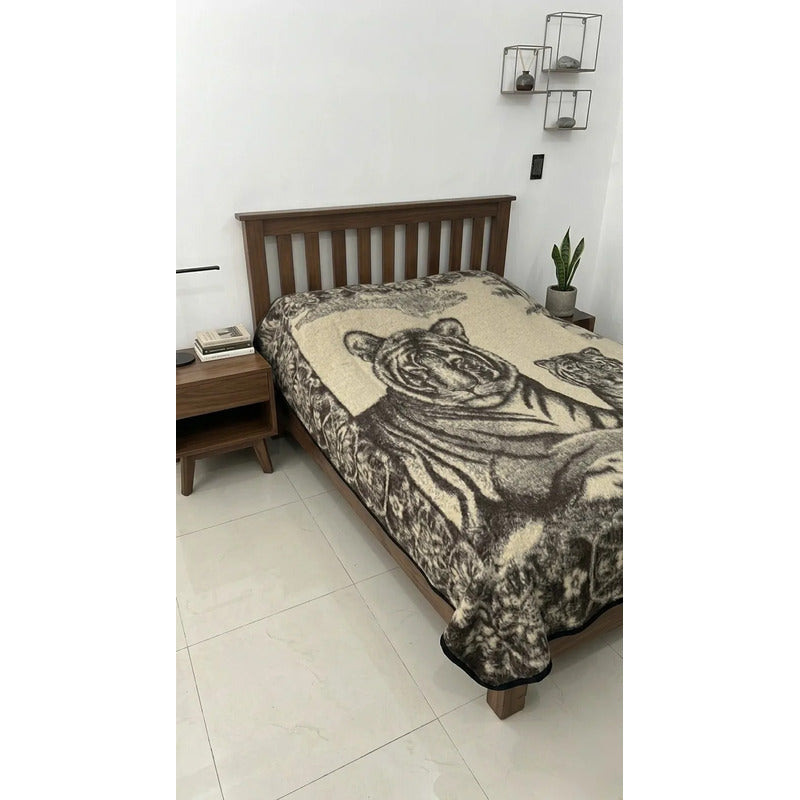 Cobija Matrimonial De Tilma Polar / Regenerado Económica Tigre 1.5 G Beige