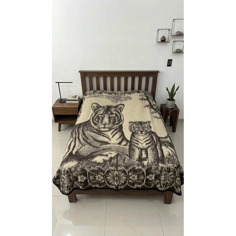 Cobija Matrimonial De Tilma Polar / Regenerado Económica Tigre 1.5 G Beige