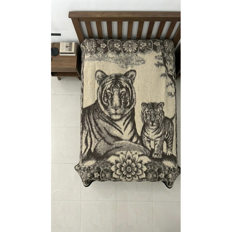 Cobija Matrimonial De Tilma Polar / Regenerado Económica Tigre 1.5 G Beige
