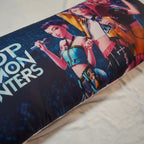 Almohada Saja Boys Y Demon Hunter Abrazable Jumbo 120x50cm Color Violeta
